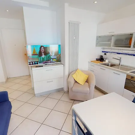 Climatise Avec Balcon En Plein Centre De Menton, Proche Et Commerces - Fr-1-196-305 Apartment Menton