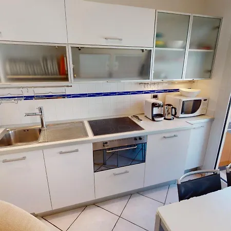 Climatise Avec Balcon En Plein Centre De Menton, Proche Et Commerces - Fr-1-196-305 Apartment