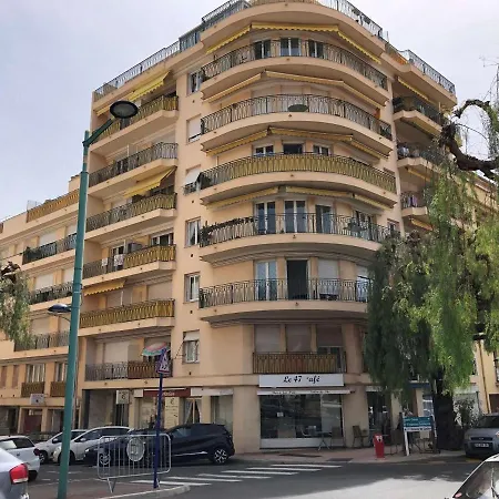 Climatise Avec Balcon En Plein Centre De Menton, Proche Et Commerces - Fr-1-196-305
