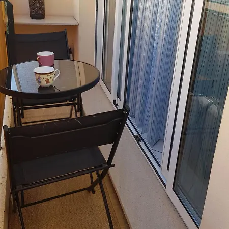 Climatise Avec Balcon En Plein Centre De Menton, Proche Et Commerces - Fr-1-196-305